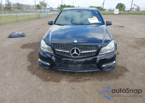 2012 Mercedes-Benz C 250 Sport z USA, uszkodzony, nr VIN WDDGF4HB5CA616419